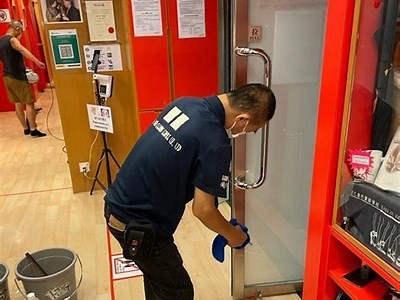 废弃学校体育器材室整理清理操作，废弃材料体育器具